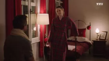 La robe de chambre à carreaux de Claire (Alexandra Breckenridge) dans Le livre de Noël