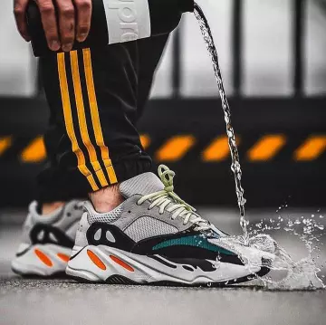 El corredor de olas Yeezy 700 de Kanye West en la cuenta de Instagram de @thesolehousefr 
