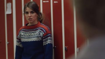 Marius marine pull porté par Johanne (Ida Elise Broch) dans la Maison pour Noël (S01E02)