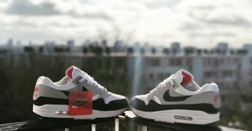The pair of Nike Air Max 1 Sail Dark Obsidian on the account Instagram of @yanncj23