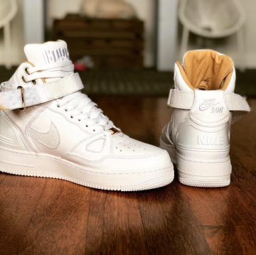 The pair of sneakers Nike Air Force 1 Hi “JUST GIVING” account on the Instagram of @yanncj23