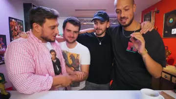 La bague de Joyca dans la vidéo YouTube LA BATAILLE DES OPÉS (point de vue Mcfly & Carlito)