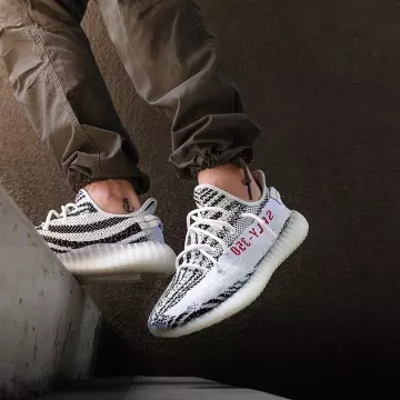 Yeezy 350 zebra de kanye west en la cuenta de Instagram de @thesolehousefr 