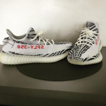 Zapatillas Zebra adidas Yeezy Boost 350 V2 en la cuenta de Instagram de @yanncj23
