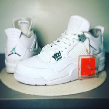 Sneakers Nike Jordan 4 Retro Pure Money on the account Instagram of @yanncj23