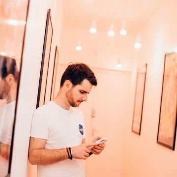 The white t-shirt NASA of Amixem on his account Instagram @amixem