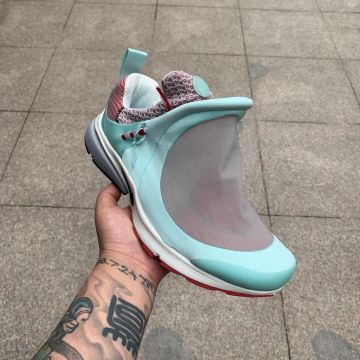 El par de Nike Presto Foot Tent Sneakers Like Boys Skylight en la cuenta de Instagram de @dirtymoney823