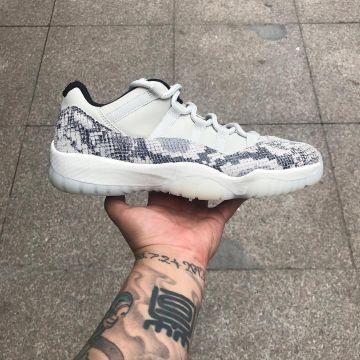 El par de Nike Jordan 11 Retro Low Snake Light Bone en la cuenta de Instagram de @dirtymoney823