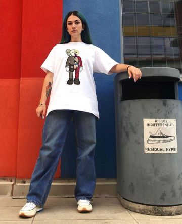 La camiseta KAWS x Uniqlo en la cuenta de Instagram de @whoisyourstylist