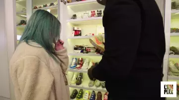 Les sneakers Nike Blazer Mid Off-White All Hallow's Eve présentées à Billie Eilish dans la vidéo YouTube Billie Eilish Goes Sneaker Shopping With Complex