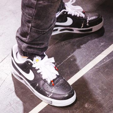 Les sneakers Nike Air Force 1 Low G-Dragon Peaceminusone Para-Noise sur le compte Instagram de @sneakercon