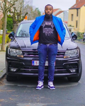 The pair of Nike Jordan 11 Retro UNC Win Like 82 on the account Instagram of @sneakers_loveur