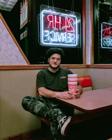 Las zapatillas blancas y negras usadas por Boombox Cartel en la cuenta de Instagram de @boomboxcartel