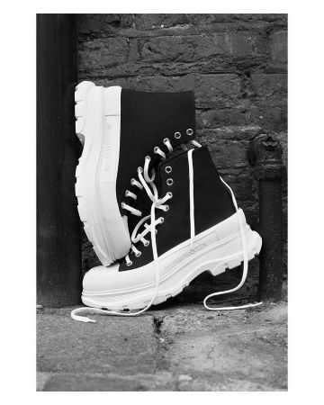 Botas Tread Slick Alexander McQueen en blanco y negro en la cuenta de Instagram de @alexandermcqueen