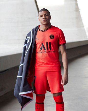 The Nike Jordan of the PSG red orange worn by Kylian Mbappé on the account Instagram of @jumpman23