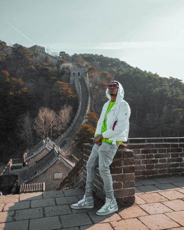 Sneakers air jordan 1 grey and white worn by SayMyName on the account Instagram of @saymynamemusic