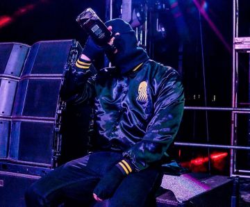 La chaqueta universitaria negra y amarilla que lleva Malaa en la cuenta de Instagram de @malaamusic