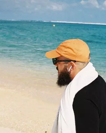 The wireless headphones Apple Caballero on his account Instagram @caballerobxl