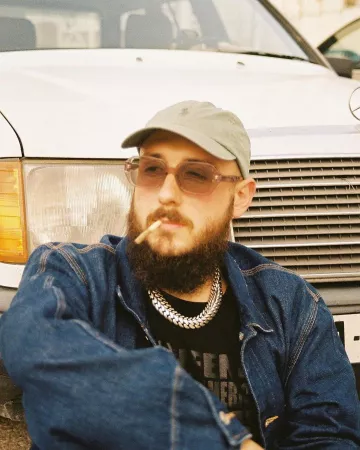 La casquette beige Ralph Lauren portée par Caballero sur son compte Instagram @caballerobxl