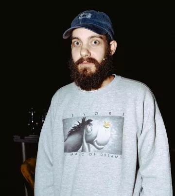 Le sweatshirt disney eeyore the magic of dreams porté par San Holo sur le compte Instagram de @sanholobeats