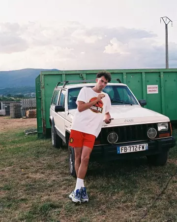 The white t-shirt Jurassic Park JeanJass on his account Instagram @jeanjass