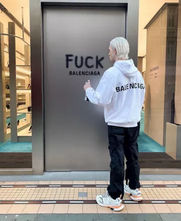 Zapatillas Track WHITE / ORANGE para Hombres | Balenciaga en la cuenta de Instagram de @outfitberlg