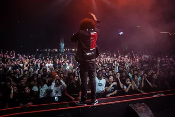 Las zapatillas blancas y negras que lleva AB-Soul en la cuenta de Instagram de @souloho3