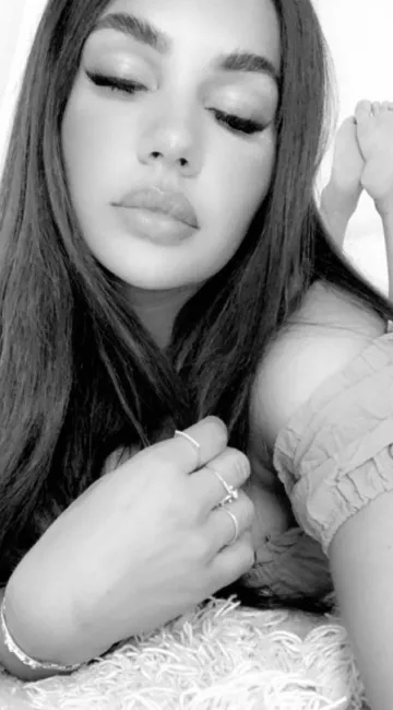 La bague de Milla Jasmine de Les Marseillais vs le reste du monde) sur une photo en noir et blanc