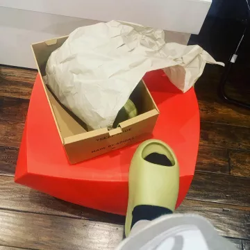 Yeezy Slide (Resin) of Chief Keef on the account Instagram of @chieffkeeffsossa