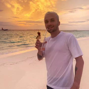 Le t-shirt blanc de Squeezie sur son compte Instagram @xsqueezie