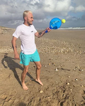Le short de bain bleu de Squeezie sur son compte Instagram @xsqueezie