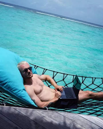 Le coussin géant de Squeezie sur son compte Instagram @xsqueezie