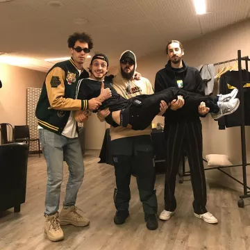 Le sweatshirt à capuche AML porté par Caballero sur le compte Instagram de @elvis.romeo