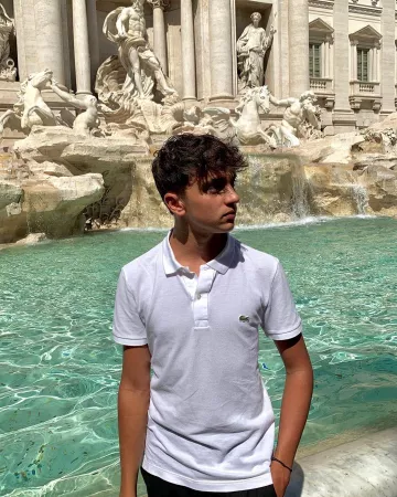 Le polo Blanc Lacoste porté par Inoxtag sur son compte Instagram @inoxtagytb