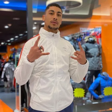 Chaqueta psg blanca de Maes en la cuenta de Instagram de @maes_packm