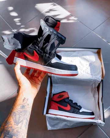 The pair of Nike Air Jordan 1 HI Flyease “Bred White Toe” of Anil Brancaleoni on his account Instagram @anilbrancaleoni