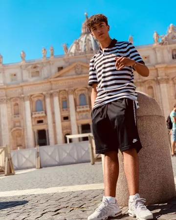 Le short a bandes noir nike porté par Inoxtag sur son compte Instagram @inoxtagytb