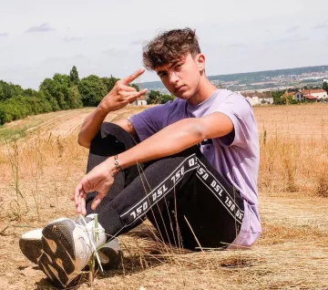 Le pantalon noir a bande porté par Inoxtag sur son compte Instagram @inoxtagytb