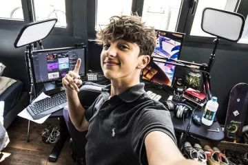 Le polo Noir porté par Inoxtag sur son compte Instagram @inoxtagytb