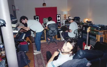 La paire de Converse portée par un pote de Lomepal sur le compte Instagram de @antoinelomepal
