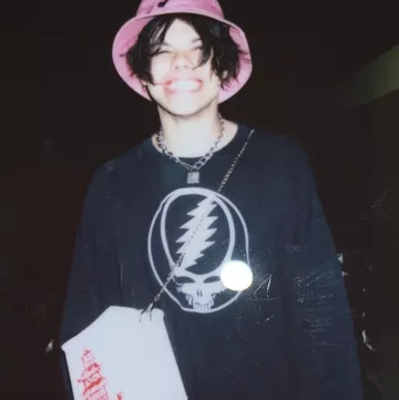 La camiseta negra de manga larga con estampado alienígena que llevaba Yungblud en su cuenta de Instagram @yungblud