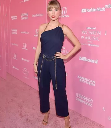 Sergio Rossi Sil­ver Metal­lic Crin­kled Leather San­dals worn by Taylor Swift Billboard Women in Music December 12, 2019