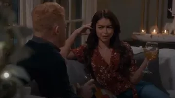 Reformation Red Caprice Top en Bryce usado por Haley Dunphy (Sarah Hyland) en Modern Family Temporada 11 Episodio 9