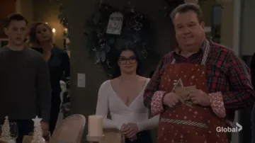 Jonathan Simkhai Blanc Manche Longue Écharpe Haut porté par Alex Dunphy (Ariel Winter) dans Modern Family Saison 11 Épisode 9