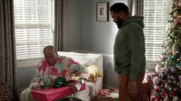 Deus ex machina Sweat à Capuche Douanes porté par Andre "Dre' Johnson (Anthony Anderson), en black-ish Saison 6 Épisode 10