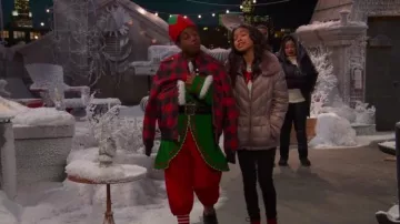 Kenneth Cole New York Pink Puffer Jacket usado por Nia Baxter (Navia Robinson) en Raven's Home Temporada 3 Episodio 16