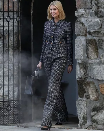 Chanel Mini Neo Executive Tote Handbag Cuero azul marino usado por Ivanka Trump Childcare Summit diciembre 12, 2019