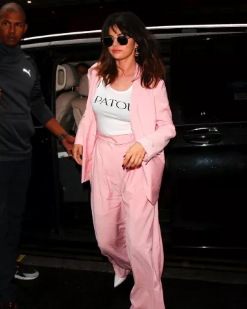 H&M Dou­ble Breast­ed jack­et worn by Selena Gomez London December 12, 2019