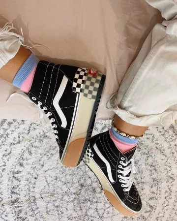 Vans Zapatos Blanco y Negro de Carlota Weber Mazuecos en la cuenta de Instagram @carlotaweberm