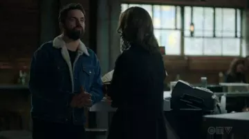 Chaqueta de mezclilla forrada de Sherpa azul usada por Grey McConnell (Jake Johnson) en Stumptown Temporada 1 Episodio 9